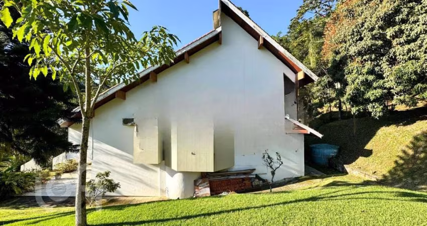 Casa à venda em Itacorubi com 358 m², 4 quartos, 3