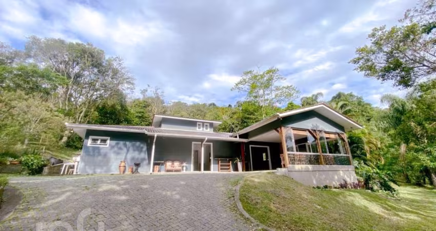 Casa à venda em Ratones com 200 m², 3 quartos, 1 s