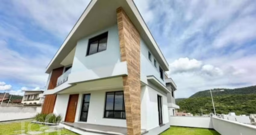 Casa à venda em Rio tavares central com 204 m², 3