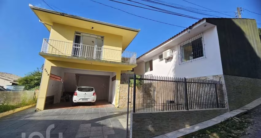 Casa à venda em Ribeirão da Ilha com 200 m², 3 qua