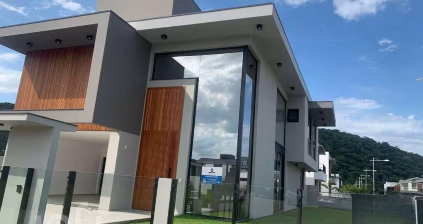 Casa à venda em Rio tavares central com 311 m²
