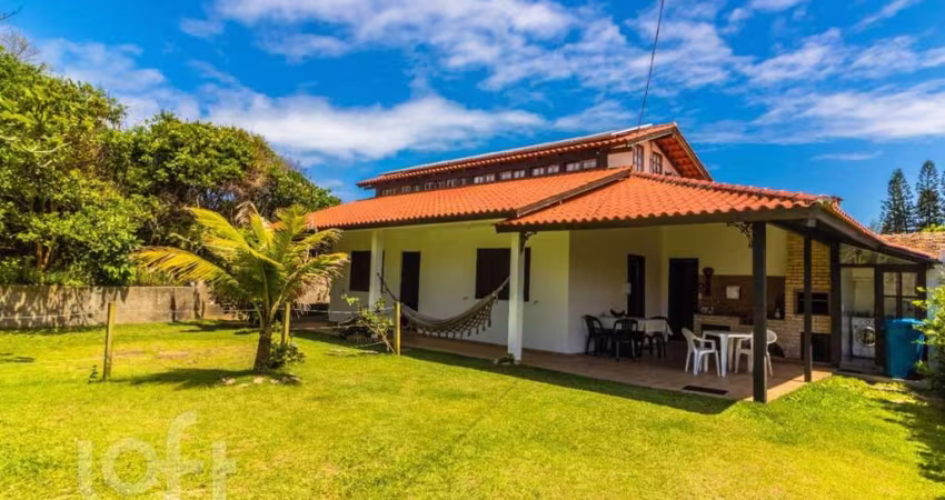Casa à venda em Santinho com 148 m², 3 quartos, 5