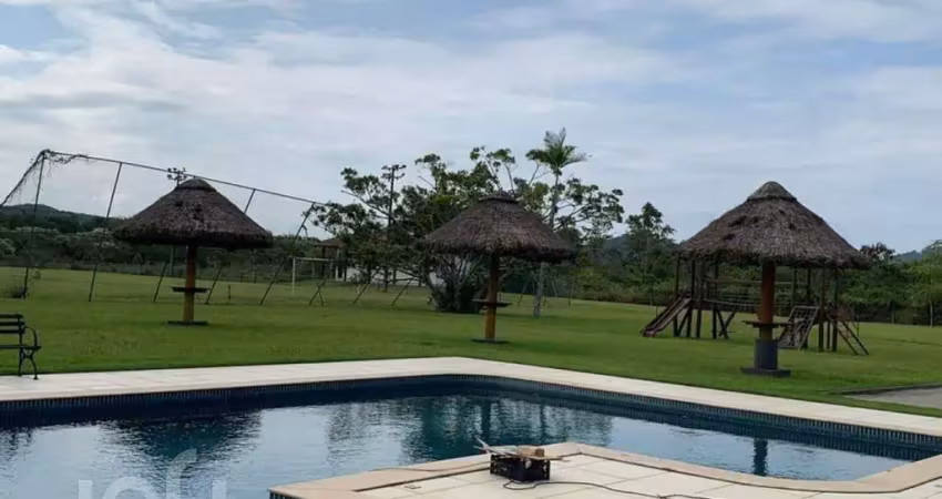 Casa à venda em Canasvieiras com 3500 m², 4 quarto
