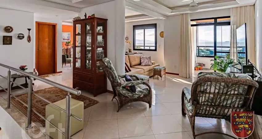 Apartamento à venda em Balneário com 240 m², 3 qua