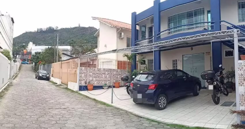 Casa de 10 dormitórios à venda na Trindade