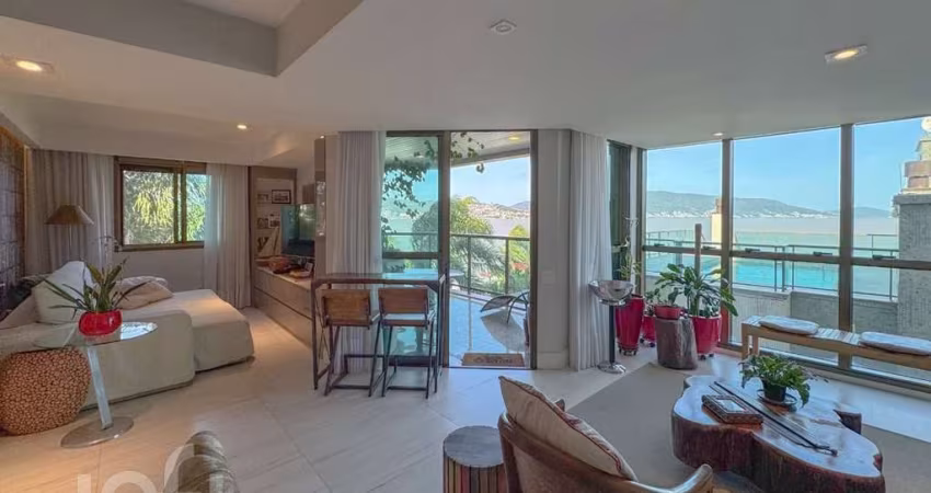Apartamento à venda em Coqueiros com 130 m², 3 qua