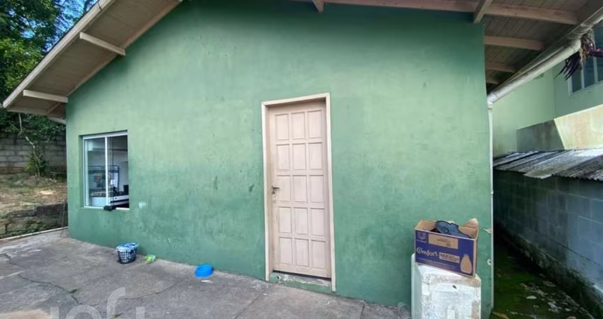 Casa à venda em Agronômica com 250 m², 4 quartos,