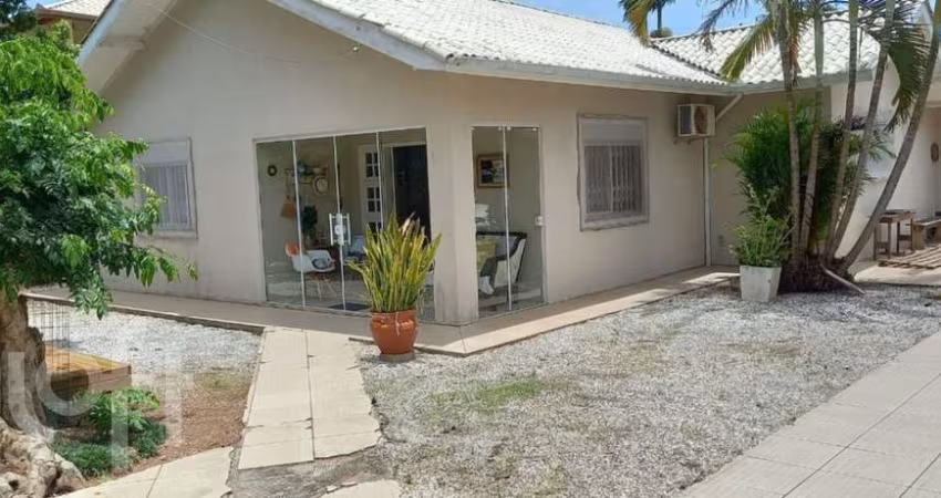Casa à venda em Sambaqui com 157 m², 3 quartos, 2
