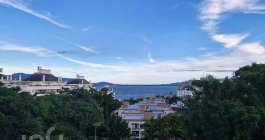 Apartamento à venda em Coqueiros com 95 m², 3 quar