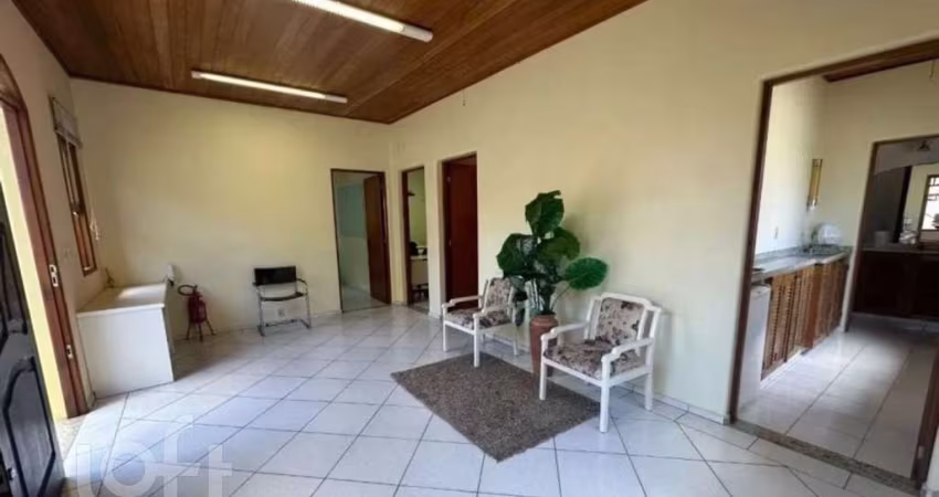 Casa à venda em Centro com 144 m², 4 quartos, 1 va