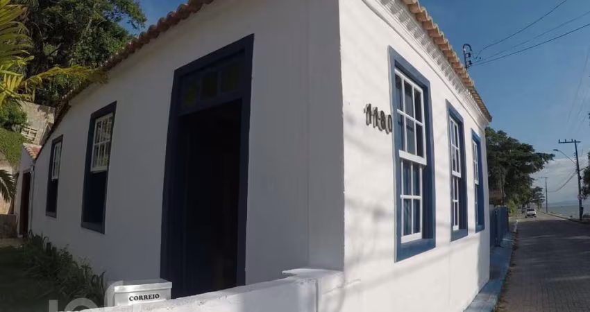 Casa à venda em Sambaqui com 80 m², 1 quarto, 4 va