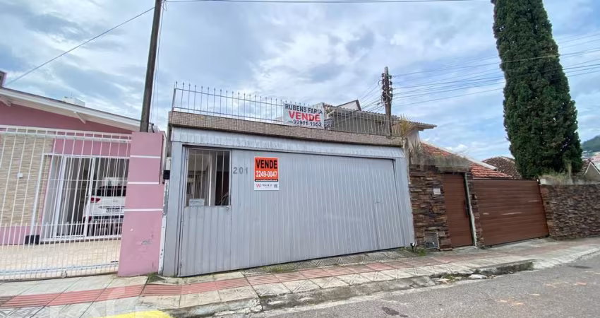 Casa à venda em Agronômica com 170 m², 2 quartos,