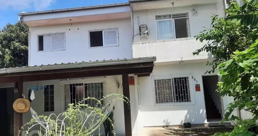 Casa à venda em Balneário com 90 m², 3 quartos, 1