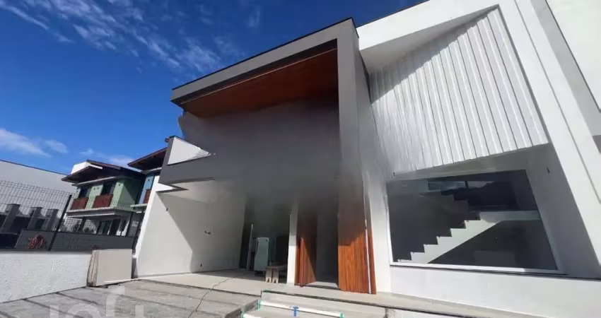 Casa à venda em Rio tavares central com 200 m², 3