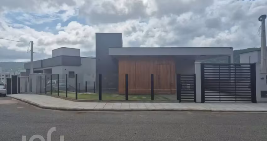 Casa à venda em Córrego Grande com 280 m², 3 quart