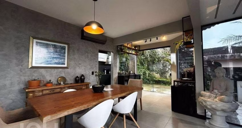 Casa à venda em Centro com 168 m², 2 quartos, 1 su