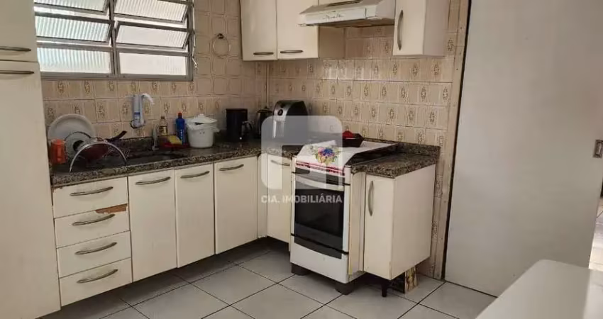 Casa de 4 dormitórios à venda na Agronômica