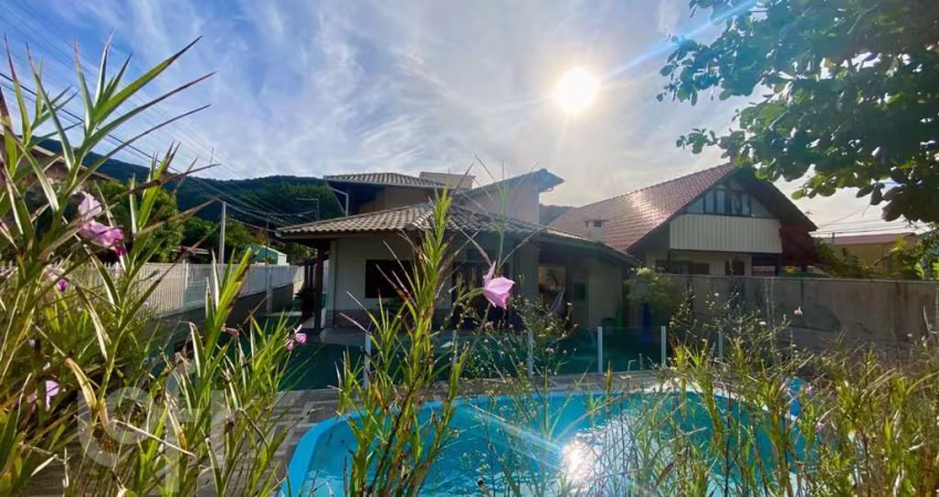 Casa à venda em Armação com 200 m², 4 quartos, 2 s