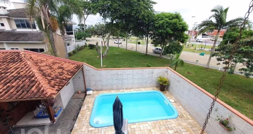 Casa à venda em Carianos com 370 m², 4 quartos, 1