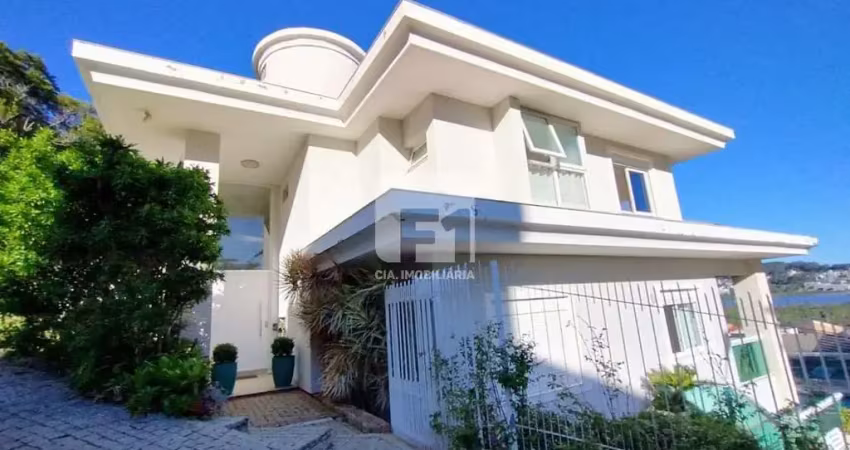 Casa de 5 dormitórios no bairro Cacupé