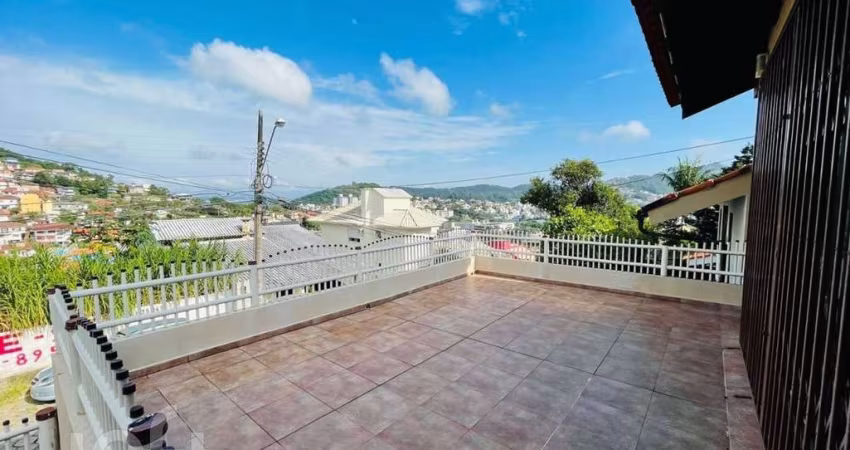 Casa à venda em Pantanal com 272 m², 4 quartos, 2
