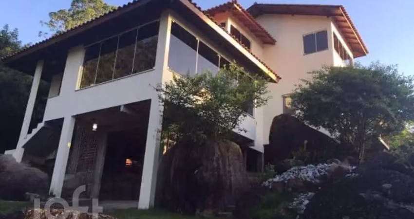 Casa à venda em Cacupé com 230 m², 4 quartos, 2 su