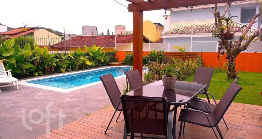 Casa à venda em Itacorubi com 210 m², 3 quartos, 2