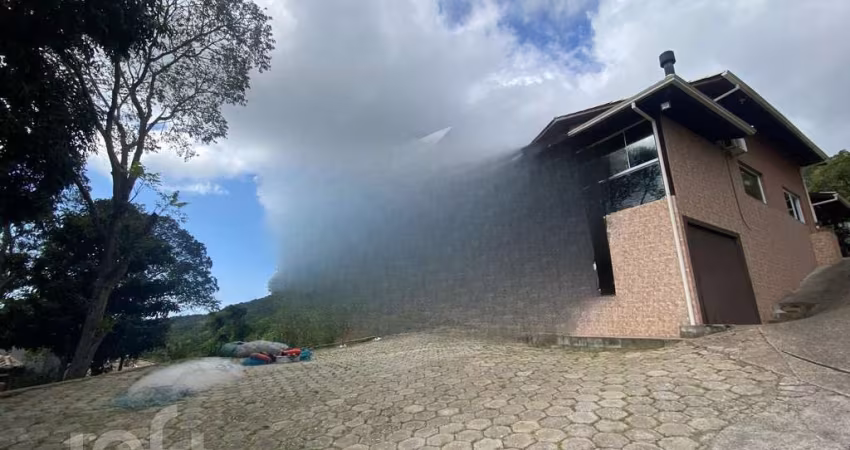 Casa à venda em Alto Ribeirão Leste com 1560 m², 2