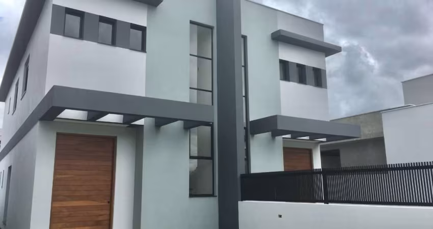 Casa de 3 dormitórios no bairro Carianos