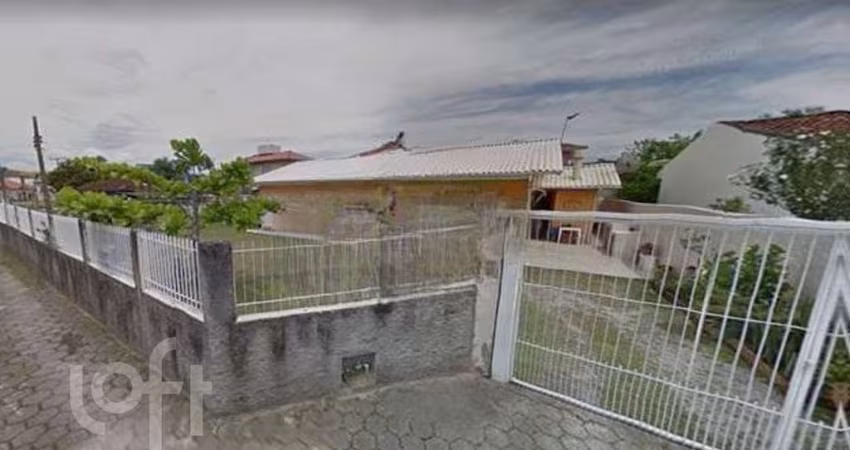 Casa à venda em Costeira do Pirajubaé com 200 m²,