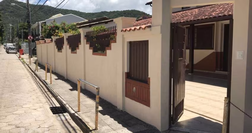 Casa à venda em Lagoa da Conceição com 258 m², 5 q