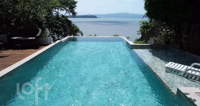 Casa à venda em Sambaqui com 520 m², 5 quartos, 4