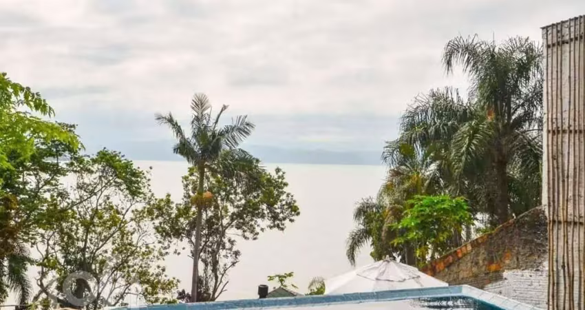 Casa à venda em Sambaqui com 520 m², 5 quartos, 4