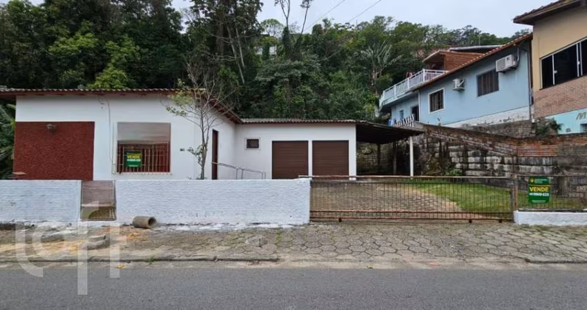 Casa à venda em Costeira do Pirajubaé com 132 m²,