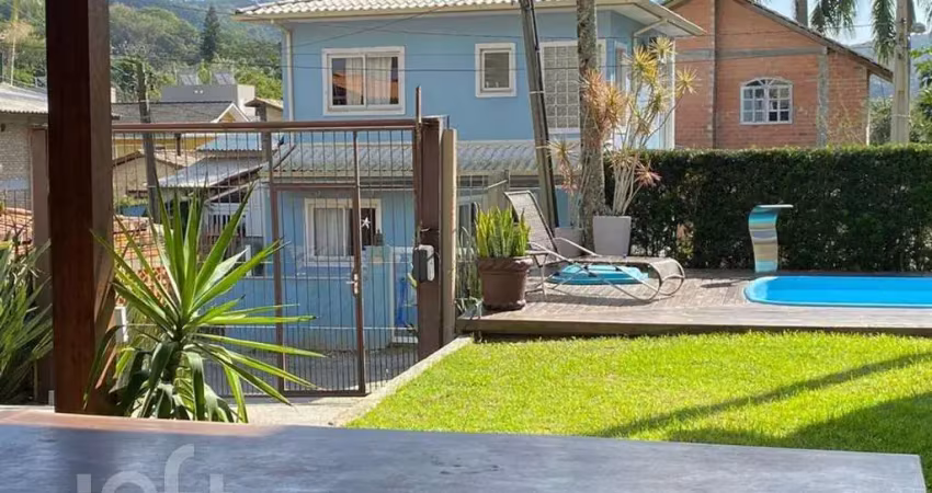 Casa à venda em Canto da Lagoa com 180 m², 3 quart