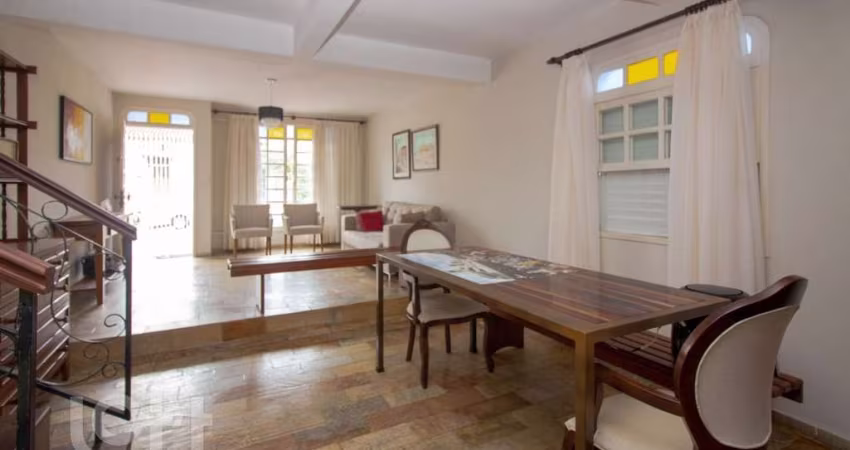 Casa à venda em Centro com 195 m², 4 quartos, 1 su