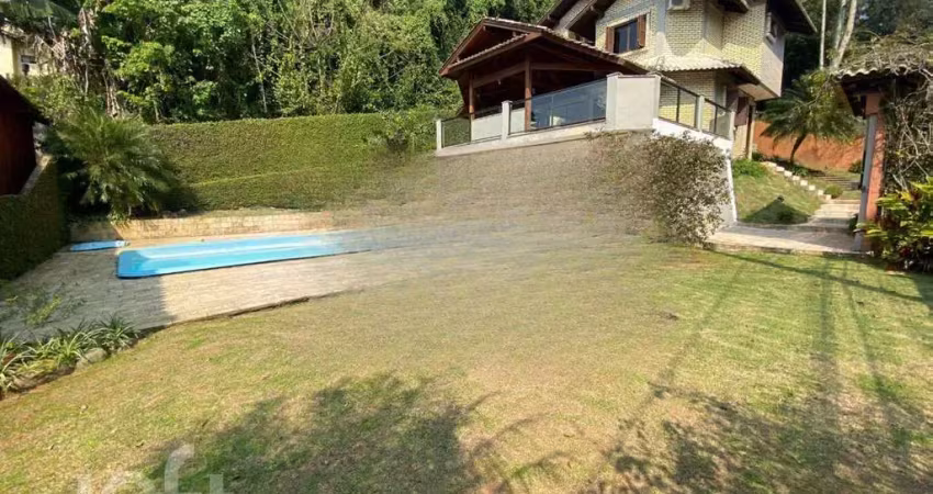 Casa à venda em Centro com 220 m², 4 quartos, 4 su
