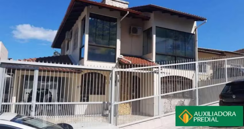 Casa à venda em Trindade com 256 m², 3 quartos, 1