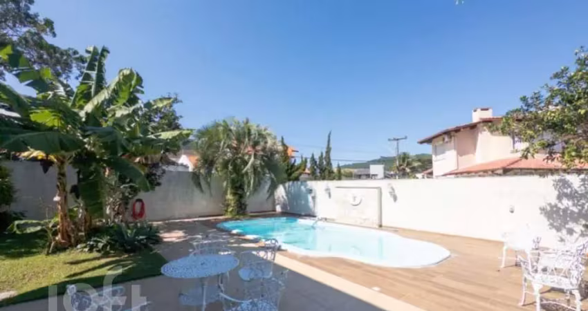 Casa à venda em Itacorubi com 320 m², 4 quartos, 1