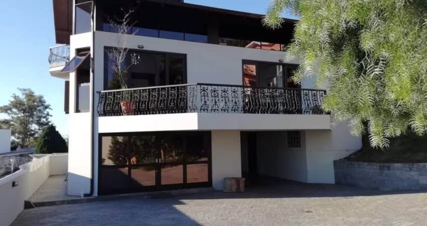 Casa comercial de 4 suítes no Centro