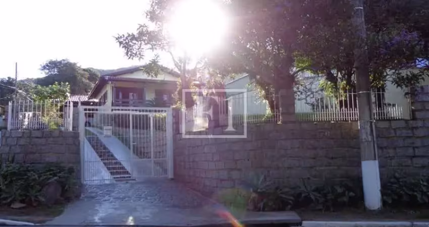 Casa á venda com 3 dormitórios no Campeche.