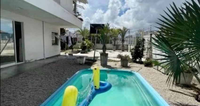 Casa à venda em Coqueiros com 216 m², 3 quartos, 1