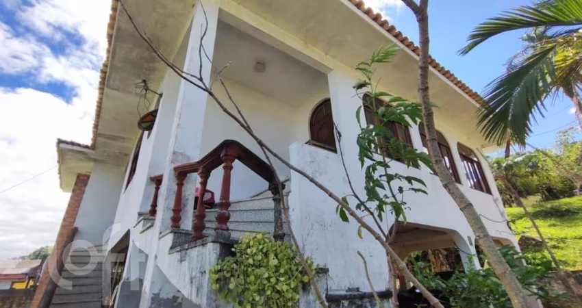 Casa à venda em Costeira do Pirajubaé com 269 m²,