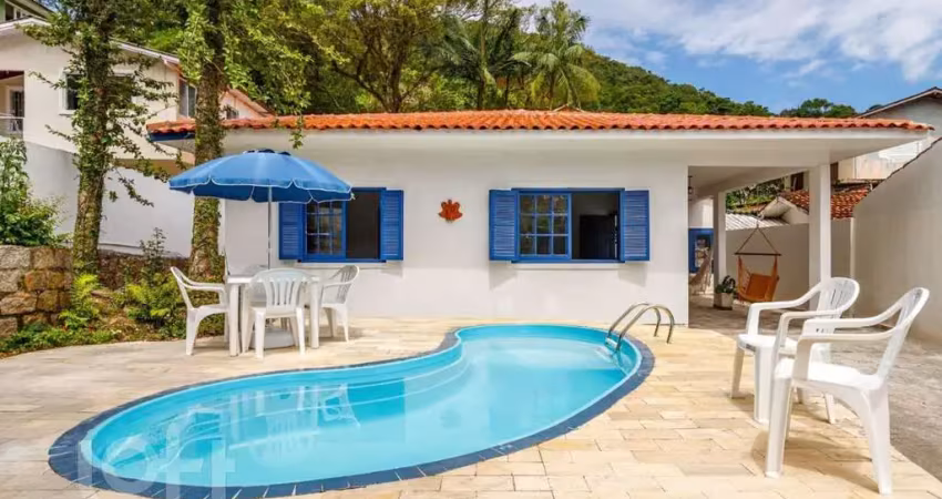 Casa à venda em Sambaqui com 117 m², 2 quartos, 1