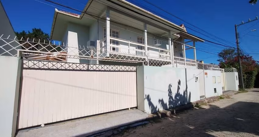 Casa com 3 dormitórios para locação no Rio Tavares