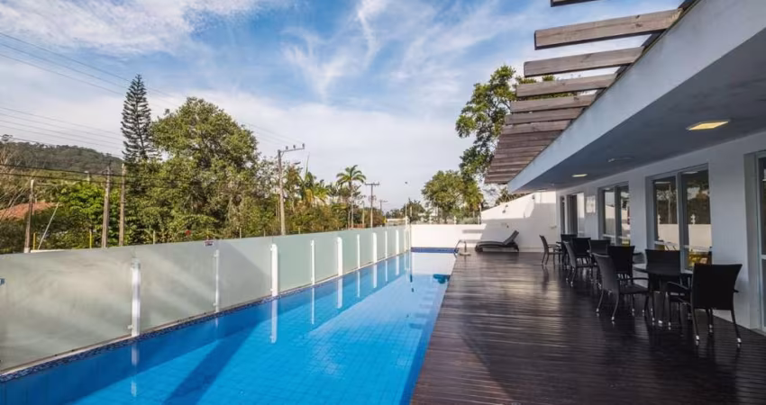 Apartamento de 3 dormitórios à venda no Sambaqui