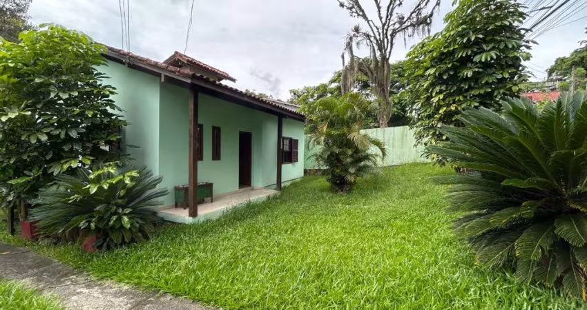 Casa de 2 dormitórios à venda no Sambaqui