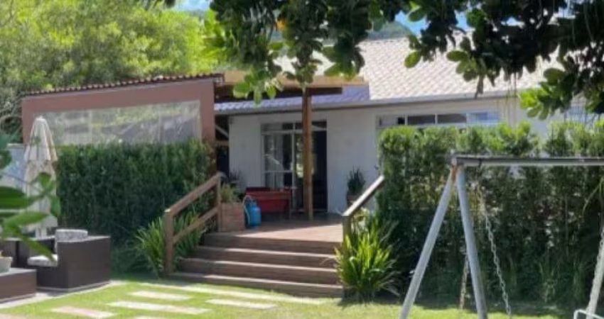 Casa de 3 dormitórios para locação no Sambaqui