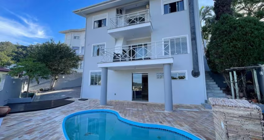 Casa mobiliada com 3 dormitórios na Trindade