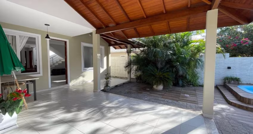 Casa de 3 dormitórios para locação no Sambaqui